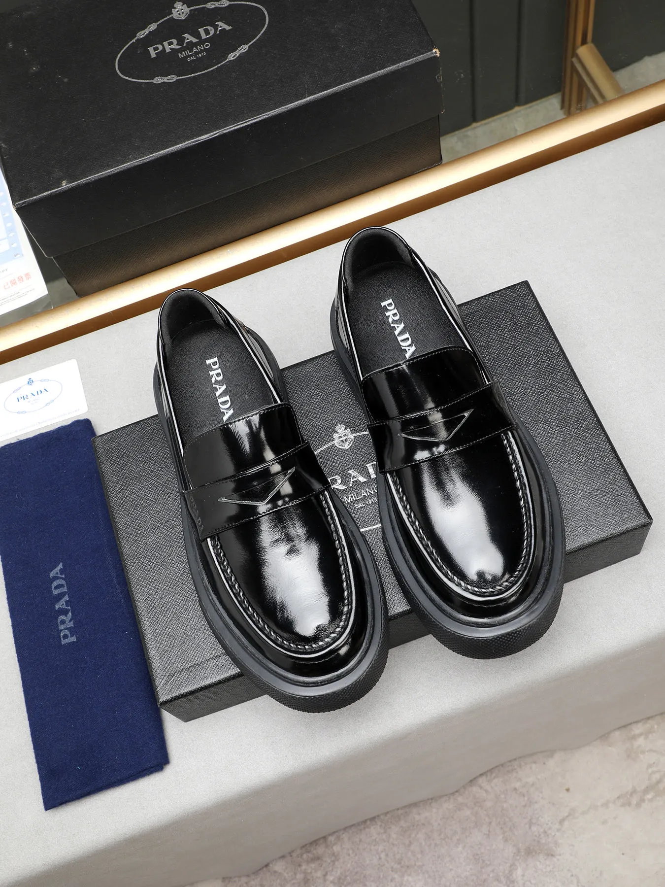Men's Men's Shoes 💰500 Prada/Prada Men's new casual shoes, this upper is made of imported calfskin + sheep lining! The outsole is made of non-slip foam outsole, which feels good on your feet and is a fashionable and stylish item!  Size: 38-44 (45 customized)